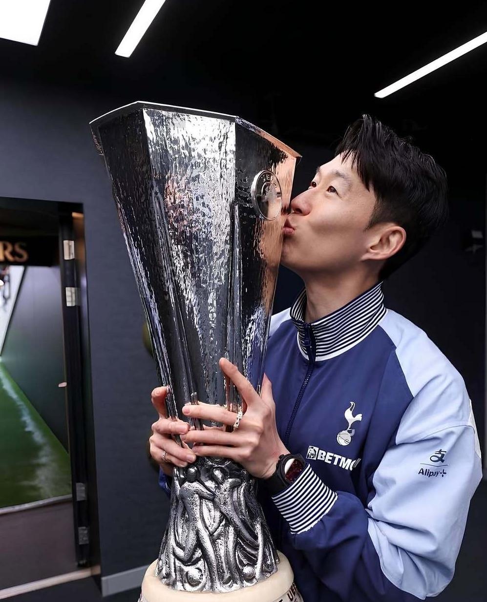 热刺险胜波尔图，迪玛利亚乌龙送礼世界杯