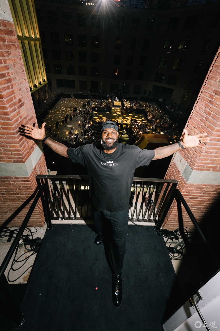 前NBA球星现身活动现场,吸引众多目光 前NBA球星现身活动现场,吸引众多目光